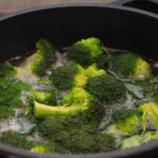 Questo piatto di pollo e broccoli saltati in padella è un secondo che si prepara in pochissimo tempo. Ricetta Salsicce In Padella Con Broccoli Secondi A Base Di Carne