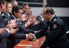 Sin embargo, no pudo celebrar como hubiera deseado. Anuncia Epn Becas Y Vivienda Para Policias Federales