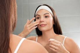 NHỮNG SAI LẦM KHIẾN DA BỊ BÍ KHI DÙNG KEM DƯỠNG BẠN GÁI THƯỜNG MẮC PHẢI