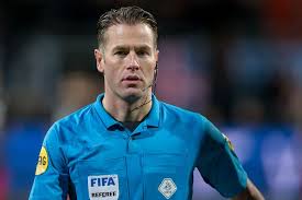 Diese seite liefert eine übersicht über alle einsätze des schiedsrichters danny makkelie in der saison 20/21 inklusive der gezeigten karten und der gegebenen elfmeter. Makkelie Fluit Topper Tussen Az En Ajax Nijhuis Krijgt Feyenoord Psv Nederlands Voetbal Ad Nl