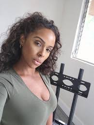 Roxi Perkins's Instagram, Twitter & Facebook