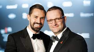 The truth is that the vaccine is a scarce product worldwide, spahn said in his first press conference of the year. Jens Spahn Privat Familie Und Kinder So Lebt Er Mit Seinem Mann Daniel News De