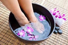 Air garam bisa melunturkan bakteri yang ada di kaki. Merendam Kaki Di Air Hangat Bisa Redakan Pegal Mitos Atau Fakta
