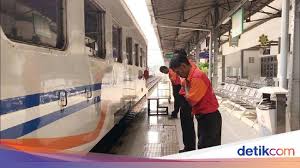 Maybe you would like to learn more about one of these? Nasib Porter Stasiun Alih Profesi Hingga Sulit Dapat Pelanggan