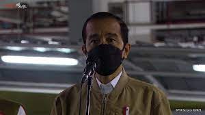 Sejumlah kendaraan bermotor antre melewati posko penyekatan di jalan salemba raya, jakarta pusat, senin (5/7/2021). Analisis Pakar Soal Sosok Penggagas Demo Jokowi End Game