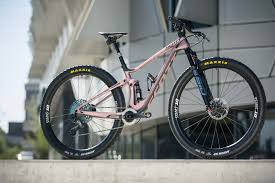 Nino schurter has the respect of all mountain bikers as a true rider with skills on the uphill and the downhill. Bike Vs Bike Nino Schurter And Kate Courtney S Scott Sparks Pinkbike