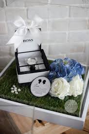 Namun kebanyakan dari mereka membawakan seserahan dalam jumlah yang. Idea Gubahan Hantaran Simple Cantik Menarik Ada Tips Hadiah Perkawinan Ide Hadiah Ide Perkawinan
