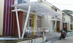 Jenis ini memiliki banyak keunggulan dibandingkan dengan model lain, yakni mampu menahan sinar uv yang terlalu terik, sehingga tidak mudah masuk ke hunian anda. 24 Inspirasi Baru Kanopi Baja Ringan Polycarbonate