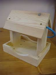 60 Simple Wood Projects For Beginners Quick Easy To Build Wooden Bird Feeders Wood Bird Feeder Easy Wood Projects