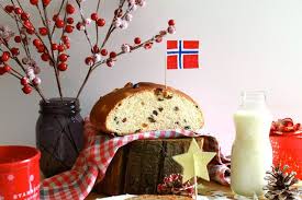 En Attendant Noel Julekake Gateau De Noel Brioche Norvegien Aux Fruits Secs Et Confits Parfume A La Cardamome Gateau Noel Brioche Fruits Secs