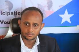 Xoghayaha Guud ee Maamulka Gobolka Banaadir Cumaar Cabdi Risaaq Xuseen Oo  Galabta Siminaar u furay dhalinyarada GobolkBanaadir Siminarkaan oo lagu  baranayay Sida Dhalinyarada ay uga qeyb qaadan karaan Siyaasada dalka.  Gudoomiyaha Dhalinyarada