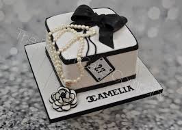 Square Chanel Cake With Pearls And Camelia Gateau D Anniversaire Carre Chanel Avec Perles Et Cam Gateau Anniversaire Gateau Anniversaire Original Gateau Chanel