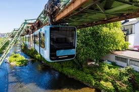 Mettre sa voiture dans le train. Allemagne Le Premier Train Suspendu Wuppertaler Schwebebahn Est En Fonction Depuis 120 Ans Neozone