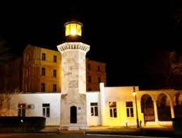 Acesta are o inaltime de 8 m si are forma paralelipipedica si octogonala. Farul Genovez Din OraÈ™ul ConstanÈ›a Reaprins DupÄƒ 107 Ani Europa Fm