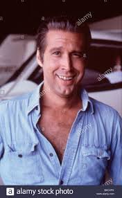Fletch fletcher is a newspaper reporter being offered a large sum to off a cancerous millionaire, but is on the run, risking his job and finding clues when it's clear the man is healthy. Fletch 1985 Chevy Chase Stockfotografie Alamy