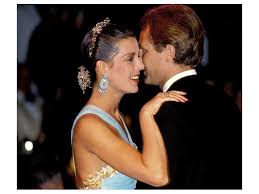 La portada de la revista italiana 'chi' muestra a la hija de carolina de mónaco, vestida con un bañador negro y marcando tripita. El Homenaje Mas Emotivo De Carlota Casiraghi A Sus Padres Y A Karl Lagerfeld Estaba En Su Pelo