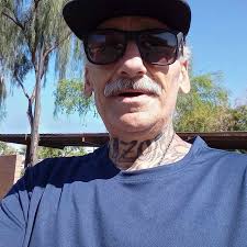 Hey older man. This message is for you I'm very confused 🥹 why aren't you  answering me now? I need to talk to you 😔 please say hi to me 💔💔💔