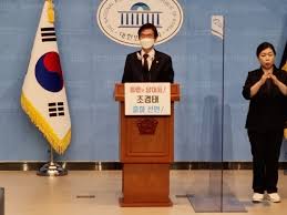 중진 의원들이 당권을 놓고 다투고 있는 상황에서 당의 혁신과 개혁을 이어가기 위해 초선 그룹에서도 후보를 내야 한다는 목소리가 많은데, 이 중 김웅은 가장 유력한 초선 당대표 후보군으로 분류되고 있고. ì¡°ê²½íƒœ êµ­ë¯¼ì˜íž˜ ë‹¹ëŒ€í'œ ì¶œë§ˆ ëŒ€í'œê¹Œì§€ íŒê²€ì‚¬ë©´ ë¡œíŽŒ ì •ë‹¹ ë¹„ë‚œ ë°›ì„ ê²ƒ