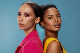 Una Bella Modella Con La Pelle Conciata E Un Bel Corpo Snello Con Gli  Occhiali Da Sole Pone Contro Un Bianco Immagine Stock