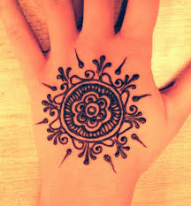 These simple & effortless mehndi designs use a rather artistic approach to the usual henna arts with a stylish twist. Mehndi Designs Kids Simple Flower Henna Designs Beginner Henna Designs Small Henna