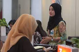 Tetapi ada juga yang mengharuskan karyawan bank untuk menggunakan model seragam yang sama. Pegawai Bank Bni Pakai Batik Di Hari Batik Nasional Foto 3 1352621 Tribunnews Com Mobile