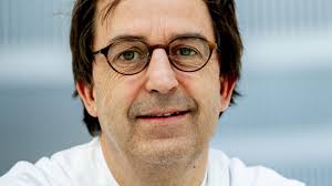 Hij kreeg landelijke bekendheid doordat hij als onderdeel van het outbreak management team het kabinet rutte adviseert over. Tyle6vd5 Iigem