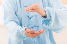 Qigong besteht aus leichten übungen, die sie zu hause durchführen können. Qi Gong Furs Buro Ubungen Gegen Stress Experto De