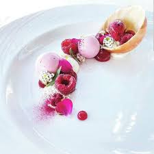 Dome Chocolat Blanc Mousse Framboise Framboises Meringues Zestes De Citron Food Plating Fine Dining Desserts Plated Desserts
