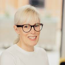 Lisa Brodie's Instagram, Twitter & Facebook