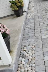 Garten Deko Pflastersteine Und Flusssteine Kombinieren Gartendeko Garten Pflaster Garten Vorgarten Ideen