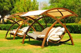 Eine hängeliege die auch als schwebeliege bezeichnet wird ist eine sonderform des hängesessels und eignet sich perfekt zur entspannung im. So Pflegt Ihr Eure Gartenliege Aus Holz Richtig Holzschutz Genial