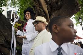 Peruvian actor Richard Torres "married" a tree in Santo Domingo, the  capital city of the Dominican Republic, as an effort to draw attentions