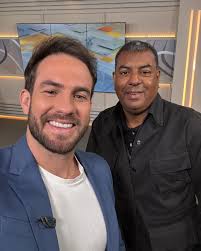 Eu e meu escudeiro de estúdio já estamos prontos pro @sbtbrasilia de hoje!  Ele não é a cara do cantor Netinho? 😂