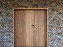 Epingle Par Rani Lee Sur Portes D Entree Pivotantes Portes Sur Pivots Bardage Bois Exterieur Porte Entree Maison Boiseries