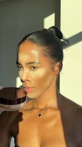 I usually use bennye banana powder and decided to switch it up:) #fyp  #foryou #hourglasscosmetics #makeup #makeuptips