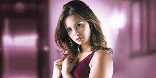 ممثلة مصرية، ولدت في مدينة القاهرة في عام 1985، درست إدارة الأعمال في الجامعة، وبدأت العمل في المجال الفني بعد ترشيح خالد بهجت إياها لكي تشارك في بطولة مسلسل (أمس لا يموت)، ومن ترانزيت، مقلب حرامية، حماتي بتحبني). Ø¥ÙŠÙ…Ø§Ù† Ø§Ù„Ø¹Ø§ØµÙŠ ØªØªØµØ¯Ø± Ù…Ø¤Ø´Ø±Ø§Øª Ø§Ù„Ø¨Ø­Ø« Ø¨Ø³Ø¨Ø¨ Ø¹Ù…Ø§Ø± ÙˆÙØ§Ø±Ø³ Ø¨Ø¹Ø¯ ØºÙŠØ§Ø¨ 3 Ø³Ù†ÙˆØ§Øª