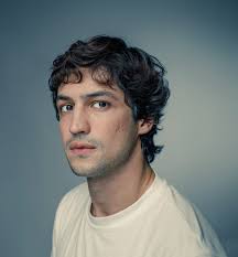 Gabriel Leone encarna o eterno Ayrton Senna em série da Netflix e constrói  sua carreira internacional