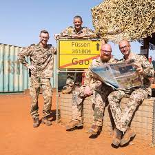 Ein soldat der bundeswehr nahe des stützpunktes in gao im norden malis. Der Kreisbote Schafft Es Bis Nach Mali Und Versorgt Die Soldaten Der Allgau Kaserne Fussen Mit Nachrichten Fussen