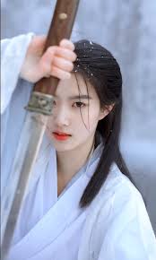 Ta tên là Ngu Tranh, một kẻ lười biếng chính hiệu. Ta có một sư môn kỳ lạ.  Đại sư huynh lạnh lùng, người đang nắm trong tay kịch bản 【theo đuổi