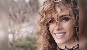 Claudisabel sentiu-se mal, parou e saiu do carro para o sinalizar. Mas  carro embateu violentamente