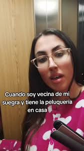 Nuera peluquera tiñe y alisa el pelo de su suegra