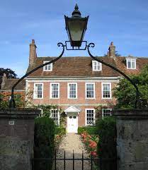 Made of either wood or brick, gracious georgian homes welcome visitors at a front door that often sports a carved pediment. Georgian Architecture Wikipedia