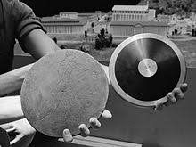 El lanzamiento de disco es una prueba de atletismo, donde el objetivo es lanzar un objeto pesado de sección circular.el disco se lanza desde un círculo de 2.50 m de diámetro y debe aterrizar dentro de un sector de ángulo de 35° 32'.es un círculo de madera rodeado por metal; Lanzamiento De Disco Wikipedia La Enciclopedia Libre