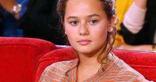 Parents mode d'emploi (2013) est une série tv de blanche gardin et béatrice fournera avec alix poisson (isa), arnaud ducret (gaby). Lucie Fagedet Sur Le Plateau De Vivement Dimanche Le 20 Septembre Dernier Puretrend