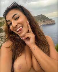 Influenceuse française nue