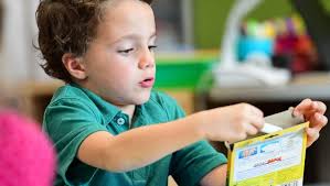 15 photos: Rock Creek students make cards thanking police