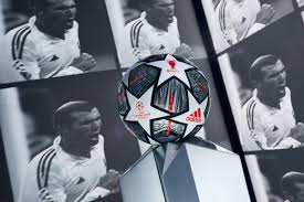 Slim red banners detail each year and city, while the thermally bonded star panels provide a seamless surface for an improved first touch. Le Nouveau Ballon De La Ligue Des Champions Presente L Equipe