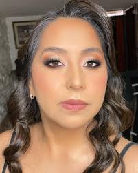 Social glam 🥹💕 Look ideal para la noche ! Aunque tengas el ojito  ligeramente caído puedes definirlo más con delineado negro pero siempre  esfumando para dar la ilusión de un ojo profundo