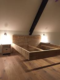 bauholz bett schwebend mit geradem kopfteil recycelt etsy in 2021 timber beds how to make bed beautiful bedding