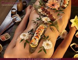 Nackte Asiatin serviert Nyotaimori Body Sushi. Stock-Foto MXI23717